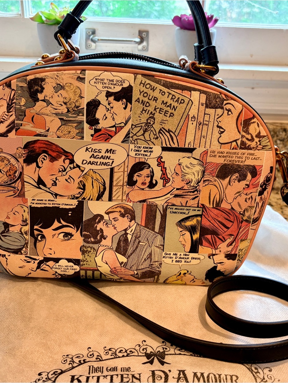 Comic-Print Dome Crossbody Kiss Me Again Darling Bag in Multi-Color with Pin - Picture 4 of 6